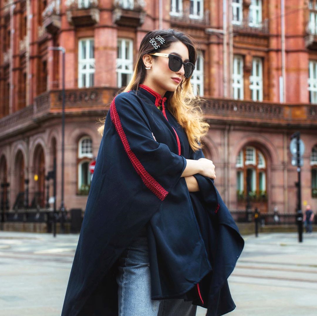 DiamantineUK's tweet photo. Girl boss look by @tiasdoorstep with our Cape Noha 😍✨ Our capes are just perfect  to give you a effortless powerful look 😉 #diamantineuk https://t.co/dzal0ia0h9