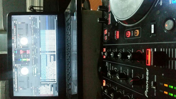 hillsfmkabale's tweet photo. The hills crazy hour....mixes played by the Uncle himself till 9pm.
Request for any jam now
#castle_Lite https://t.co/cAP42WM4HO