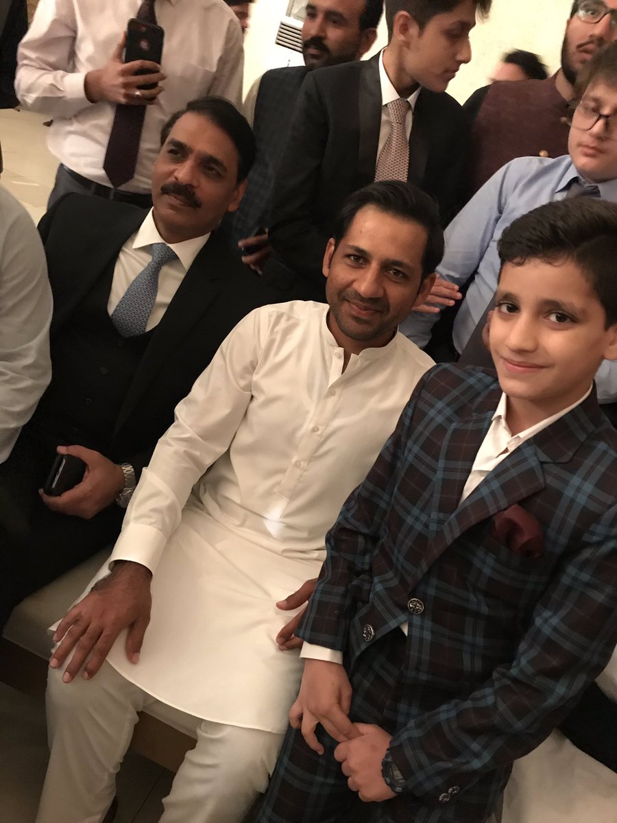 pak15tan1's tweet photo. What down to earth personalities, honorable @OfficialDGISPR &amp; beloved @SarfarazA_54! #Respect #Pakistan @TheRealPCB https://t.co/Ndz2Efizgm