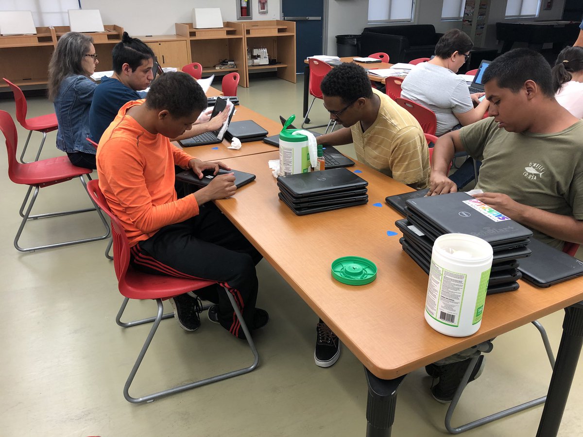 First day of <a href="/PathwaysPUHSD/">PathwaysPUHSD</a> scholar bar.