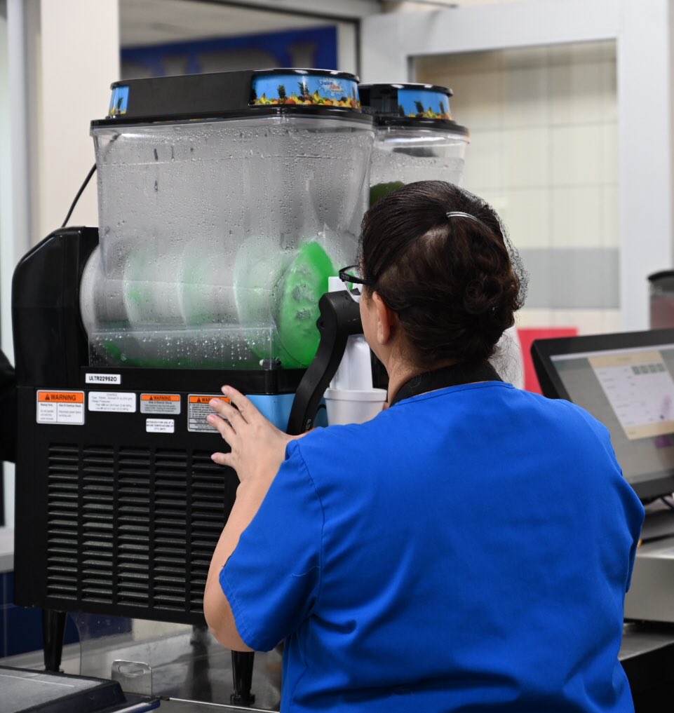 FBISDFoodie's tweet image. Our Kitchen Specialist are prepping and checking food temperatures and getting @Willowridge_HS ready for Domino’s Day! #itswhatsforlunch #SmartSlice #FBISDFoodie