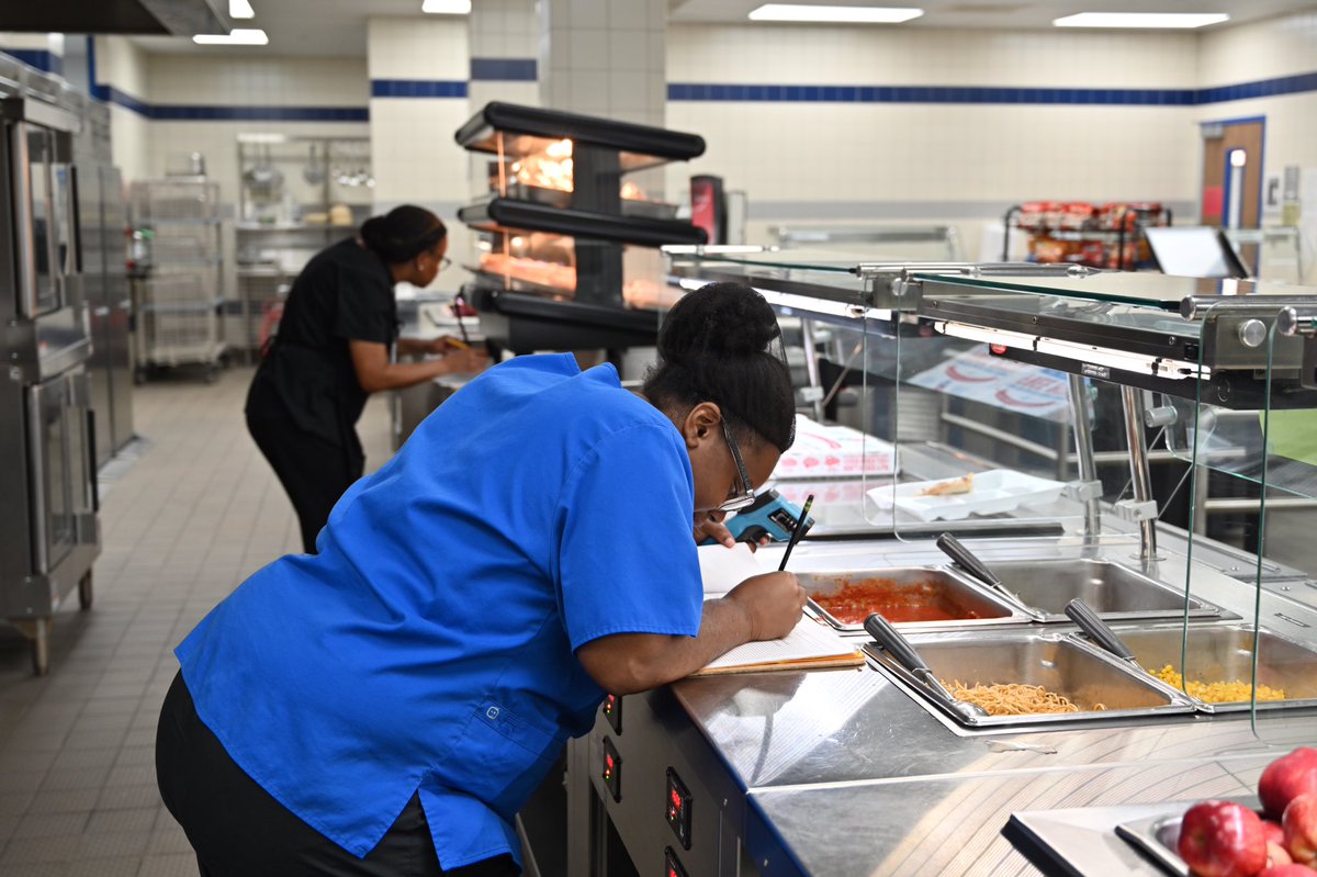 FBISDFoodie's tweet image. Our Kitchen Specialist are prepping and checking food temperatures and getting @Willowridge_HS ready for Domino’s Day! #itswhatsforlunch #SmartSlice #FBISDFoodie