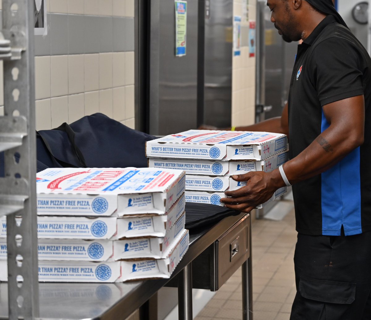 FBISDFoodie's tweet image. Our Kitchen Specialist are prepping and checking food temperatures and getting @Willowridge_HS ready for Domino’s Day! #itswhatsforlunch #SmartSlice #FBISDFoodie