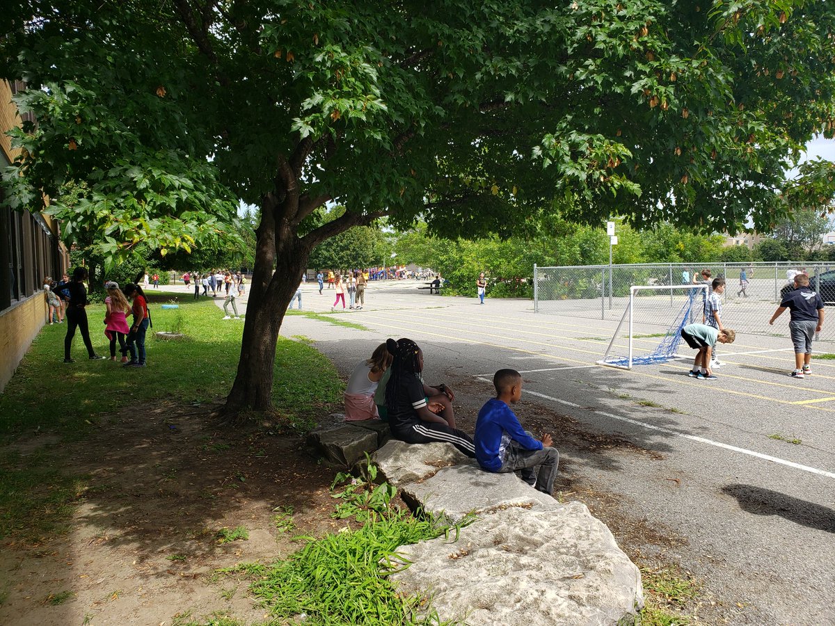 Les élèves de l'école Horizon Jeunesse sont heureux de retrouver leurs amis.  Bonne rentrée ! <a href="/ecolecatholique/">CECCE</a> <a href="/EcoleHJ_CECCE/">École élémentaire catholique Horizon-Jeunesse</a>