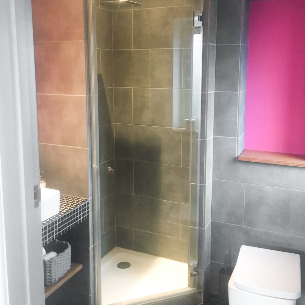 Even with the smallest of shower spaces we can create bespoke glass screens which give the illusion of a bright and open shower room. For all bespoke shower enquiries please contact us through our website - zcu.io/SgqW