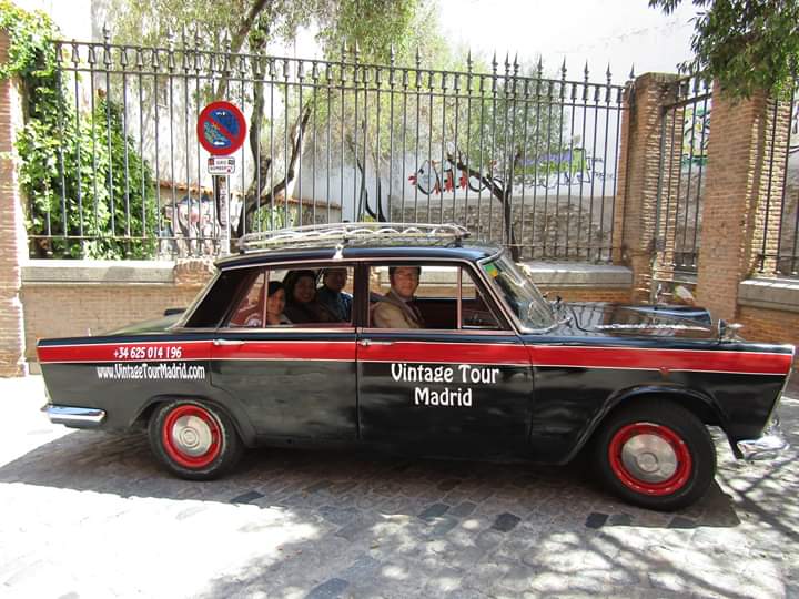 De Colonia directos a un tour por Madrid en nuestro Seat 1500 taxi del 65! 
- #vintagetourmadrid #seat1500 #seat1500taxi #retrotour #viajes #teambuilding #visitmadrid #madridmemata #madridmemola #Madrid #seat600 #seat #FelizMartes