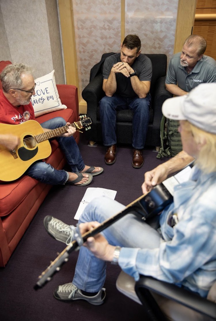 manessgroup's tweet photo. @TAPSorg #LoveLivesOnAlbum Session 2 | Nashville, TN
Thank you @TuneSmith57 #JimmyNichols @deansams @PamTillis @gregfriia @buddyowensmusic @realEddyRaven #woodnewton #brettjones #robcrosby https://t.co/D2KLiHWkWW