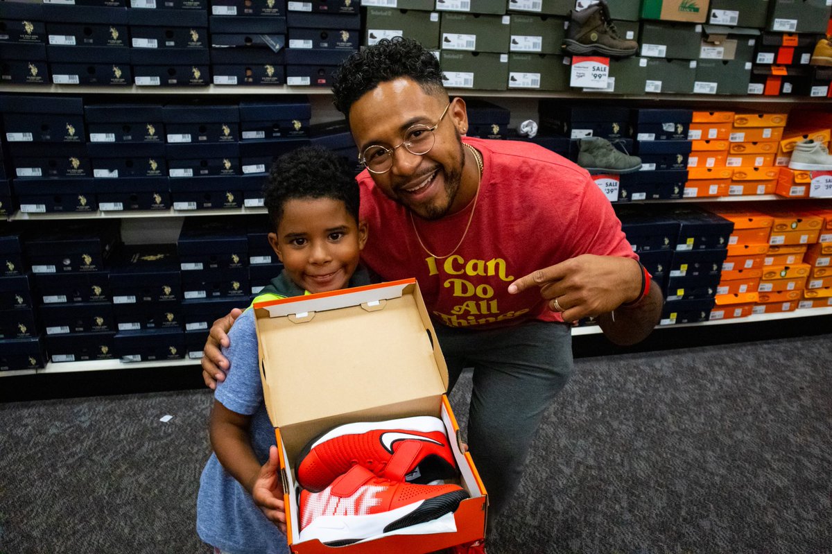 solidrocktv's tweet image. Thank you to everyone who donated to our #WalktoSuccess Back to School Shoe Giveaway! Your generosity helped 150+ students receive a pair of shoes for their first day of school 👟📚