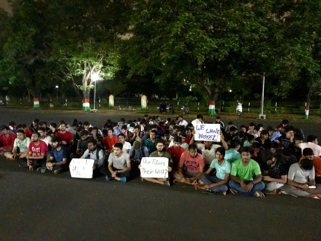 amitgupta212's tweet photo. #iiitbhopalcrises #IIITBHOPAL
Strike of IIIT BHOPAL students continues on night of 6th day. MANIT administration threatened students to call off strike.
@HRDMinistry @SadhviPragya_MP @sudhirchaudhary @ravishndtv @DrRPNishank @RahulGandhi @PMOIndia @SanjayDhotreMP @OfficeOfKNath https://t.co/quxpHwRm33