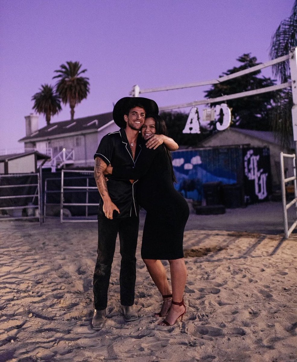 piyapiyanka's tweet photo. Cassie is pregnant .
Cassie is engaged.
This is what happens when you drop that zero 👏🏽This energy is inspiring 🙌🏽😍♥️ congratulations 🎈 #MrsFine https://t.co/DzpmKMNLpW