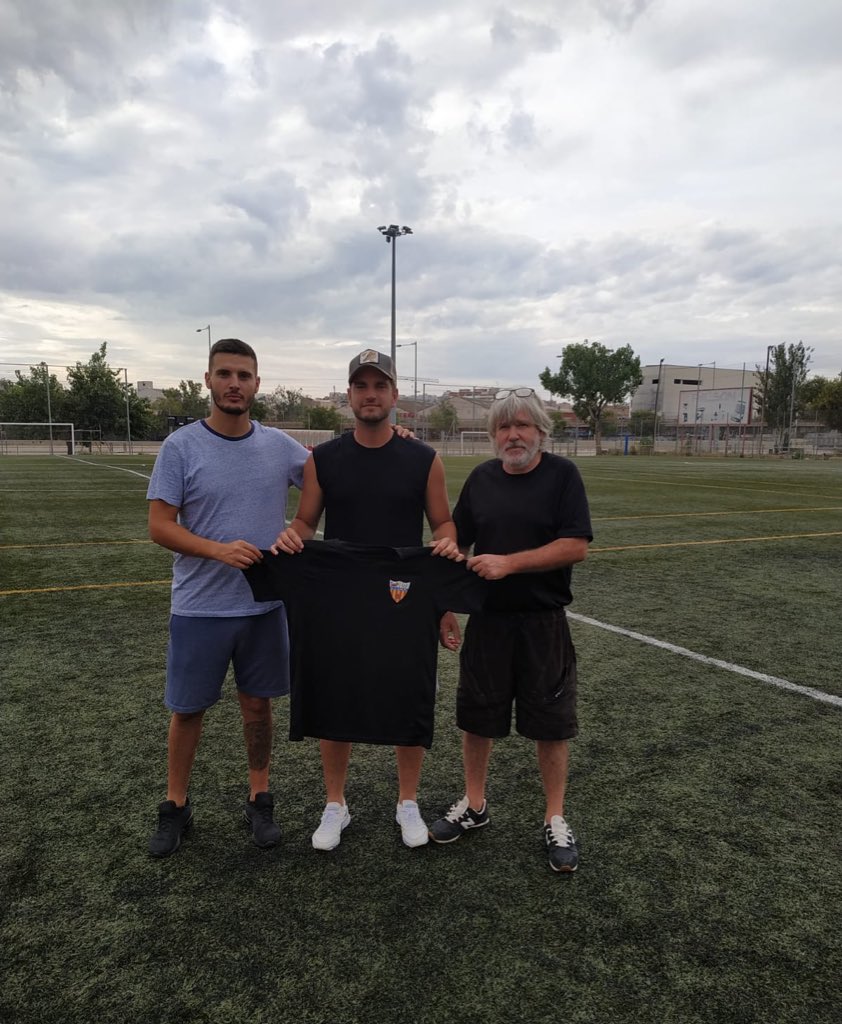 Avui presentem la renovació de <a href="/Jonatanpares/">Jonathan pares lopez</a> jugador amb l'essència del club. Defensa que aporta polivalència en la linneà defensiva, contundència i sortida de pilota. El tenim un any més donant-ho tot. Amunt Can Pi♥️💛♥️💛