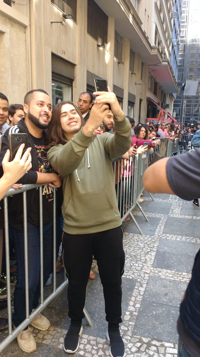 MCHdaZOoficial's tweet photo. Olhas quen estás en mi caminho! Hehehe @whindersson https://t.co/uzLjp7gRO8