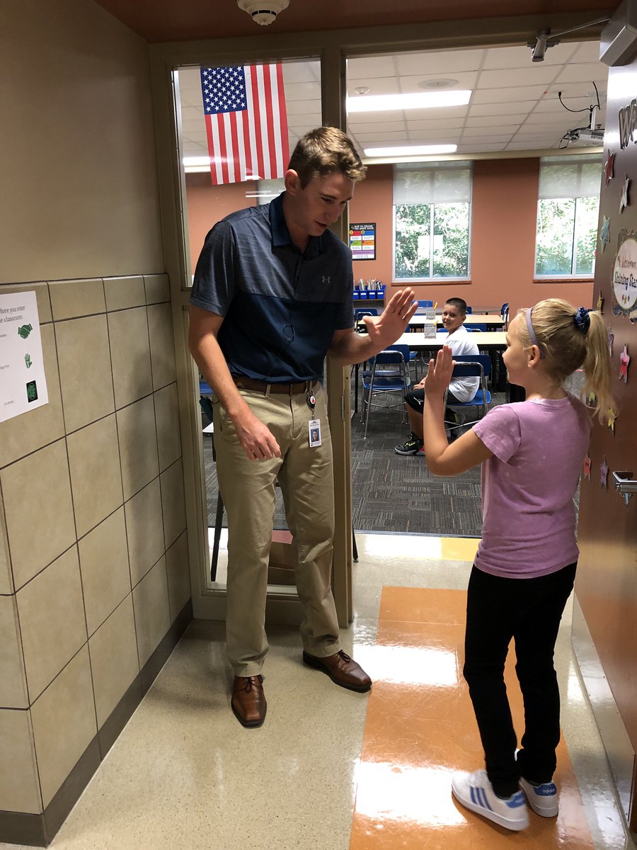BPeatrowsky's tweet photo. Greeting students and building relationships! #CBproud #firstday4CBschools https://t.co/dIhkAm8qlG