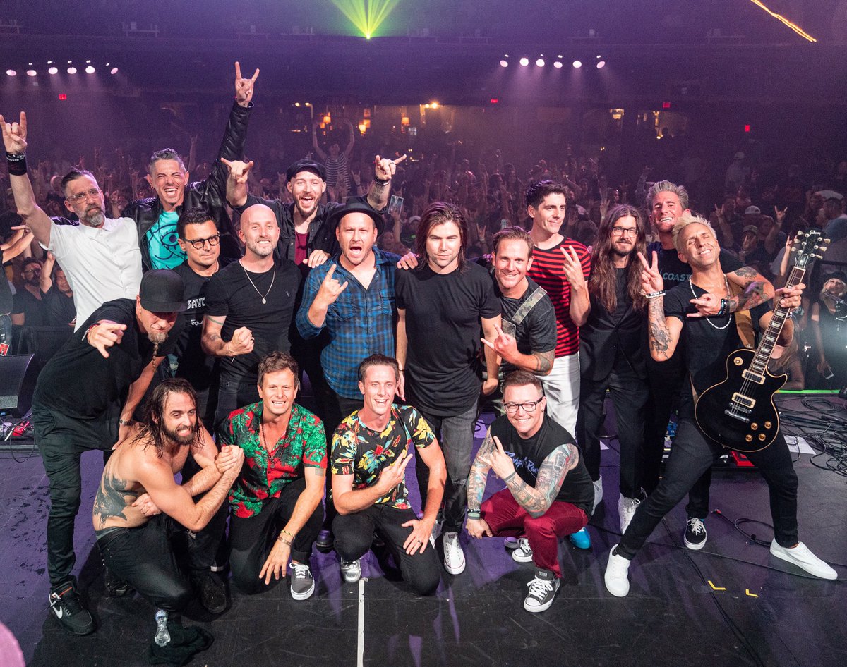 RocktoRecovery's tweet image. Show producer: How many rockstars do you want on stage? 
Rock To Recovery: Yes

📸 @paulhebertphoto 
#rocktorecovery #rocktorecovery4 #wesgeer #korn #hedpe #rockstars #sober #recovery #recoverylife #soberissexy #fundraiser #fundraisingconcert #soberconcert #soberevent