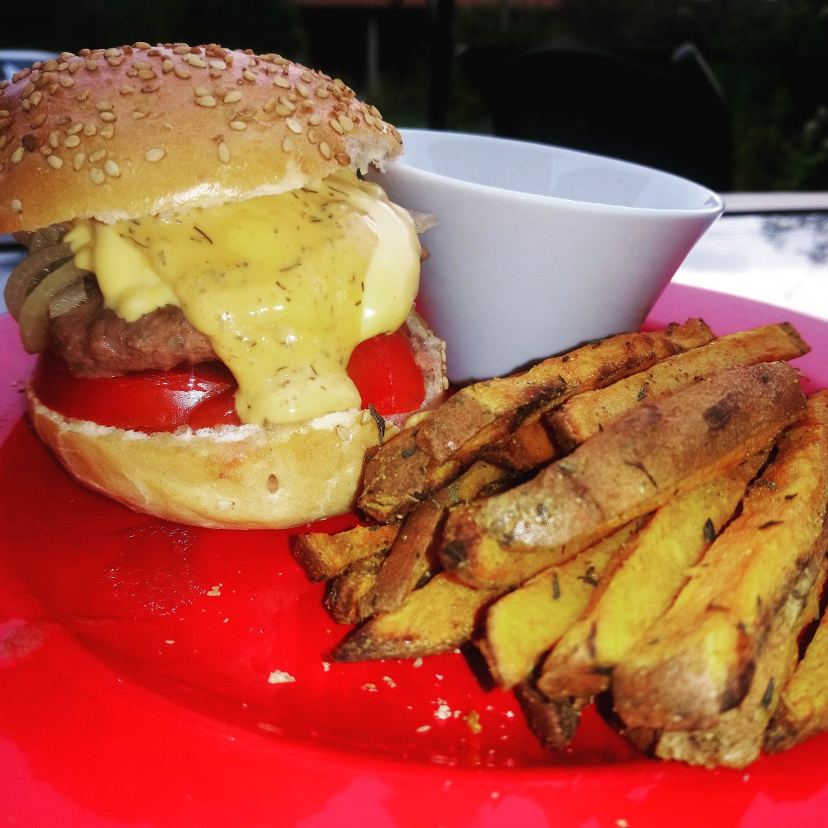 UnMecToque's tweet image. Aaaaahh c'est trop bon !
Un pain burger complet, Un steak, Des rondelles de tomate, Quelques oignons revenus, Une tranche de chedar, Des frites de patate douce 🥔 Et le bonheur est la ! 
#faitmaison #healthy #EtBim #ffforever #sain #PornFood #PasVegan #yummy #burger #summer #été