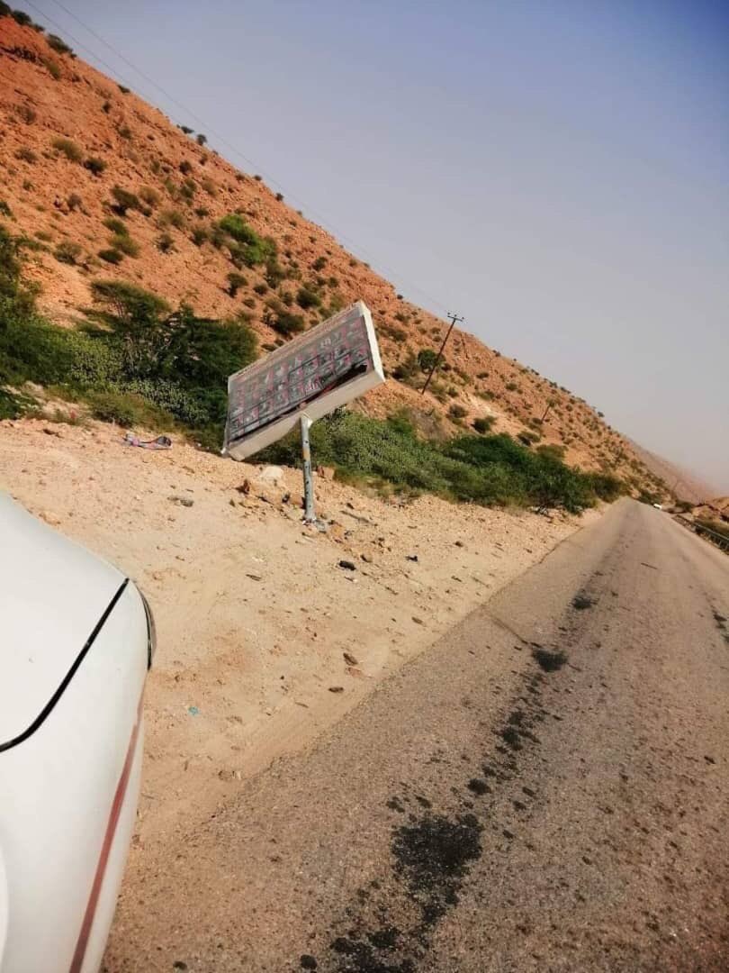 AD__C's tweet photo. #شبوة
جندي اخوانجي" يثار لإخوانه الحوثيين بعد اربع سنوات من مجزرة حدثت لهم هنا في جبهة  قرن السوداء #شبوة  " كان أبطالها من هم بالصورة " ويصوب النار على صور الشهداء ...
هؤلاء لا فرق بينهم 

#مطيع_الردفاني https://t.co/HFLCAMObCR