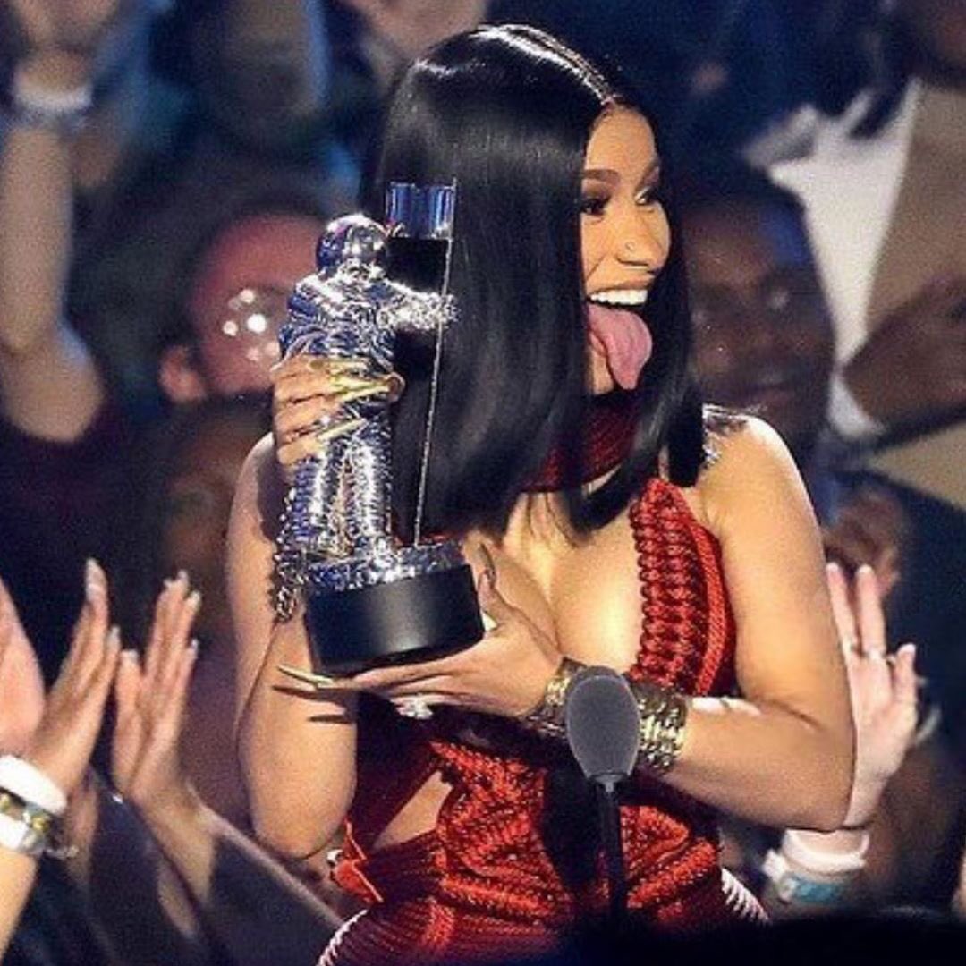 iamcardib's tweet photo. I like boarding jets ,I like morning sex but nothing in this world that I Love more then KULTURE !❤️ VMAS! https://t.co/KpiLVdYlDo