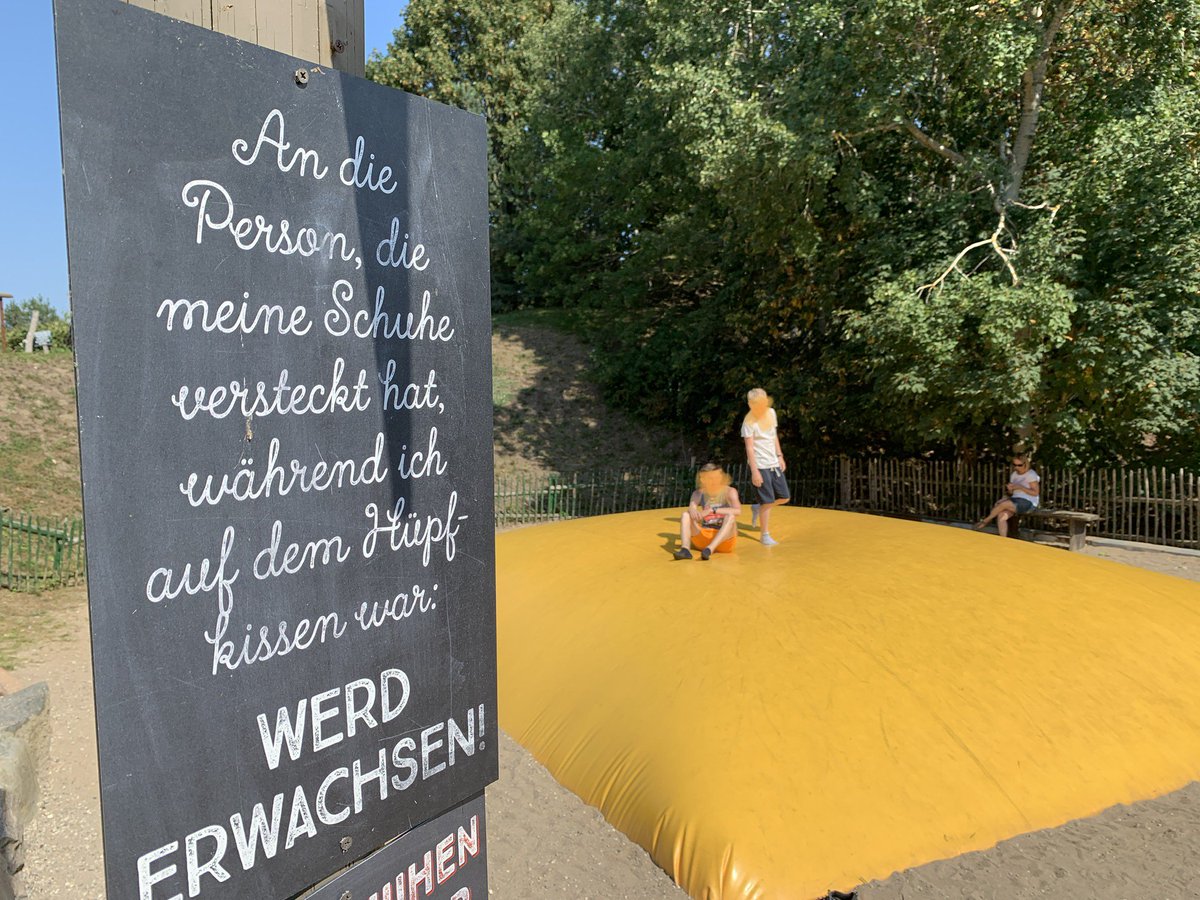 udowiegaertner's tweet photo. Wer immer die Idee für dieses Schild neben dem Hüpfkissen in einem Kinder-Freizeitpark hatte: Fett Respekt für diesen Meta-Humor! Du bist mein/e Held*in des Tages! https://t.co/jOwNHPDPyG