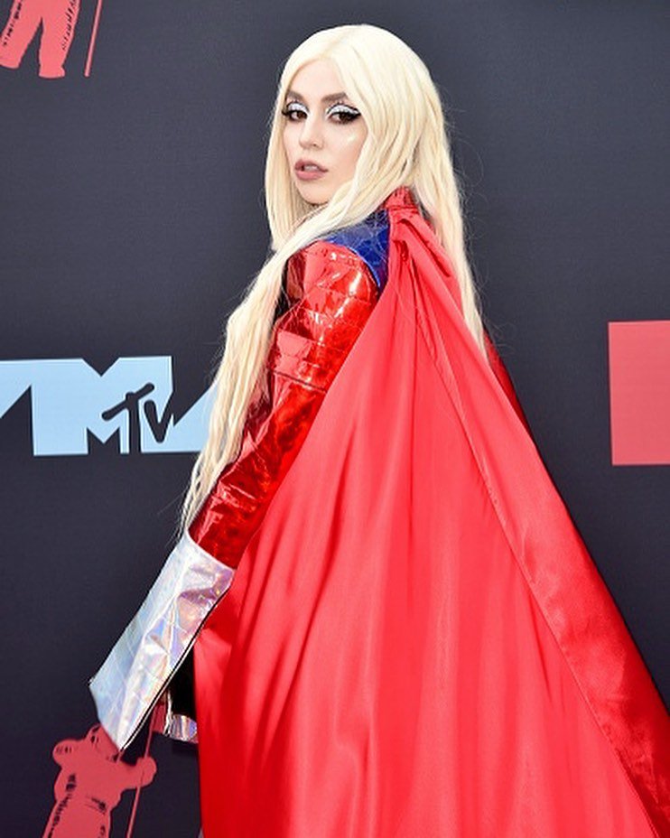 avamaxbr's tweet photo. "Essa roupa de super-heroína representa encontrar minha força interior para ser quem eu realmente sou e ter a coragem de lutar contra meus demônios interiores, para superar tudo o que aparecer no meu caminho. Representa para mim que tudo é possível... Você pode ser quem você... https://t.co/QGgm41bOUt