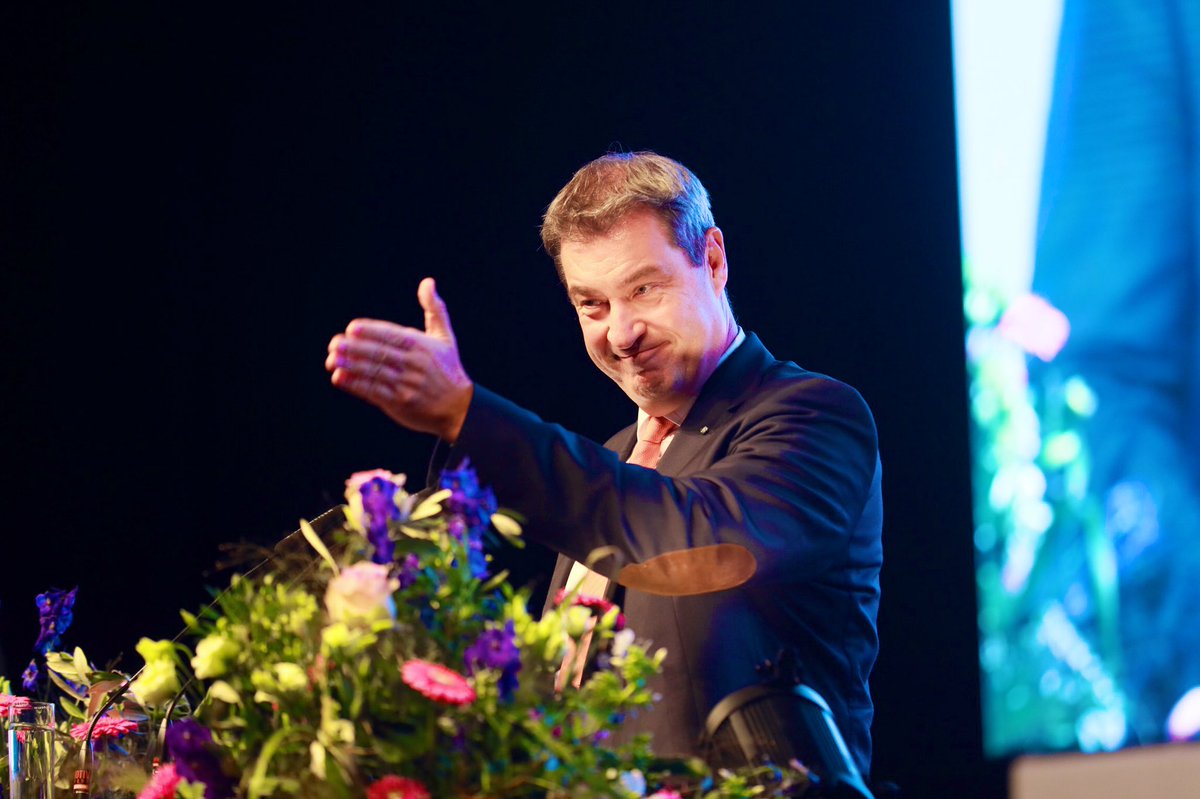 cdu_fraktion_th's tweet photo. „Wie du in deiner für dich selber existenziellen Situation anderen Menschen Mut gemacht hast, zeigt deine Reife für höchste Staatsämter“, spricht @Markus_Soeder auf dem #jecduth @MikeMohring zu. https://t.co/udVQ0erxJL