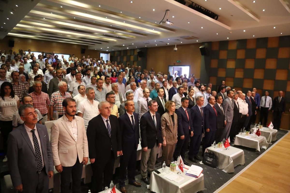 Bolu programımız kapsamında Bolu Ticaret ve Sanayi Odası Başkanlığını ziyaret ettik Kırsal  Kalkınma 13. Etap Tanıtım ve Bilgilendirme Toplantımızı gerçekleştirdik. Tüm katılımcılara teşekkür ediyor çalışmalarında başarılar diliyorum.
<a href="/bekirpakdemirli/">Dr. Bekir Pakdemirli</a> 
<a href="/TCTarim/">T.C. Tarım ve Orman Bakanlığı</a>
<a href="/akpartibolu14/">AK Parti Bolu İl Başkanlığı</a>