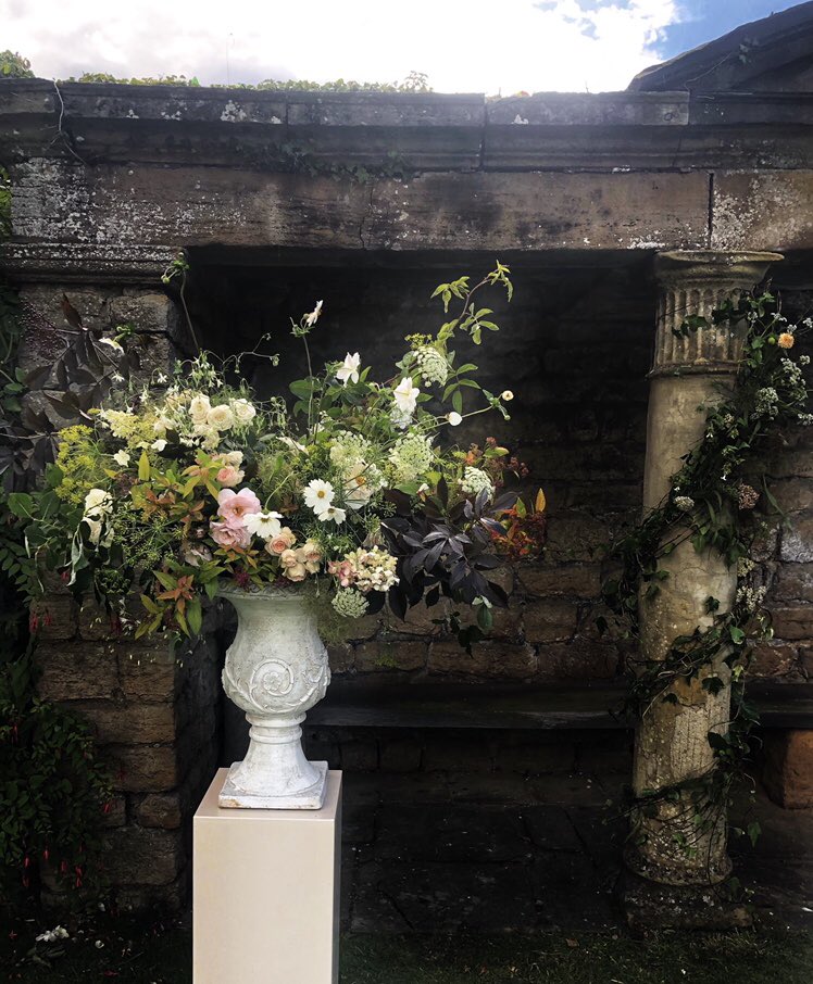 Wedding urn from over the weekend

#weddingflowers #weddingflorist #yorkshireweddingflorist #urn #brides #weddingdayflowers