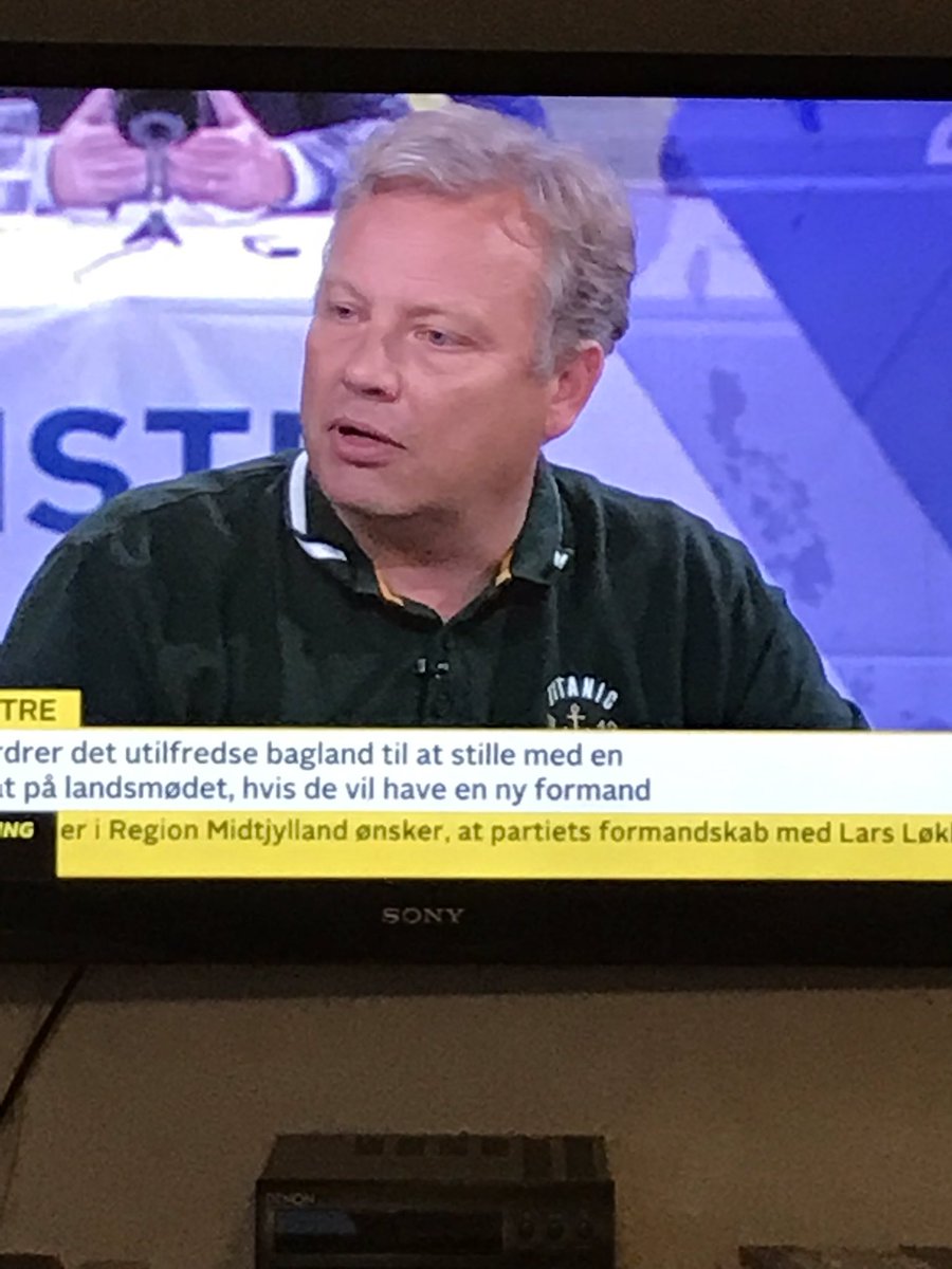 Er det mon tilfældigt at @cordua_jarl kommenterer Venstre iført en t-shirt hvor der står Titanic? #dkpol #livetssmåspørgsmål