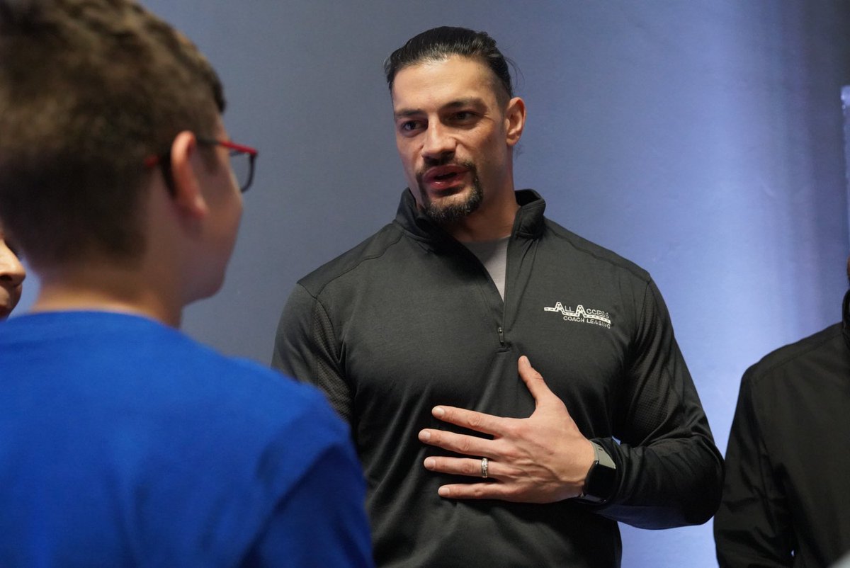 WWERomanReigns's tweet photo. An amazing 3 nights in #WWEBogota, #WWELima, and #WWEPanama. Thanks for making it extra special, Sebastian. 🤙🏽 @wweespanol https://t.co/23L2y6v5ij