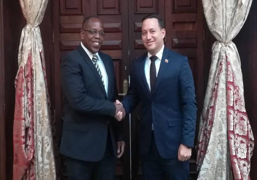 mippci_ven's tweet photo. #NotiMippCI 📰🗞| Viceministro del Caribe mantuvo encuentro con Encargado de Negocios de Barbados en Venezuela. Lea más ⏩ https://t.co/h7O0M6jEpP #VenezuelaTierraDePatriotas https://t.co/Vl3cLFPDxV