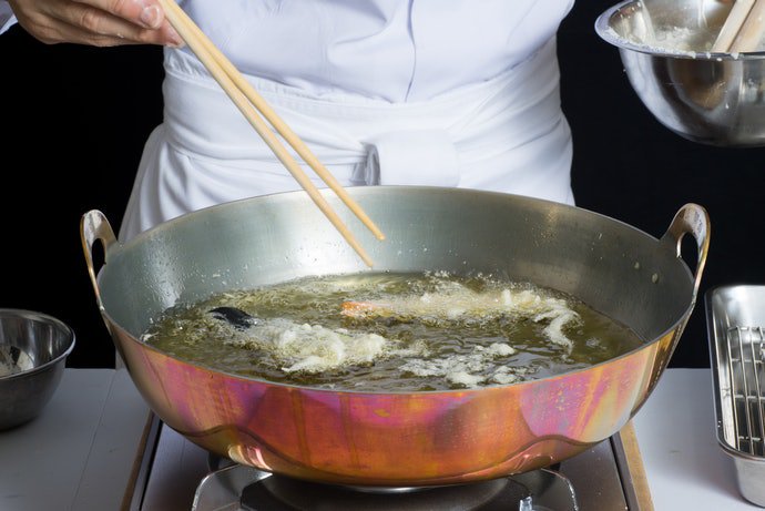 RestoMatsui's tweet photo. According to tempura chefs, they only need to rely on the sounds of tempura being fried as ambience for their restaurant. 

#tempuralover #tempura #foodie #japanesefood https://t.co/aDC7QvstDK