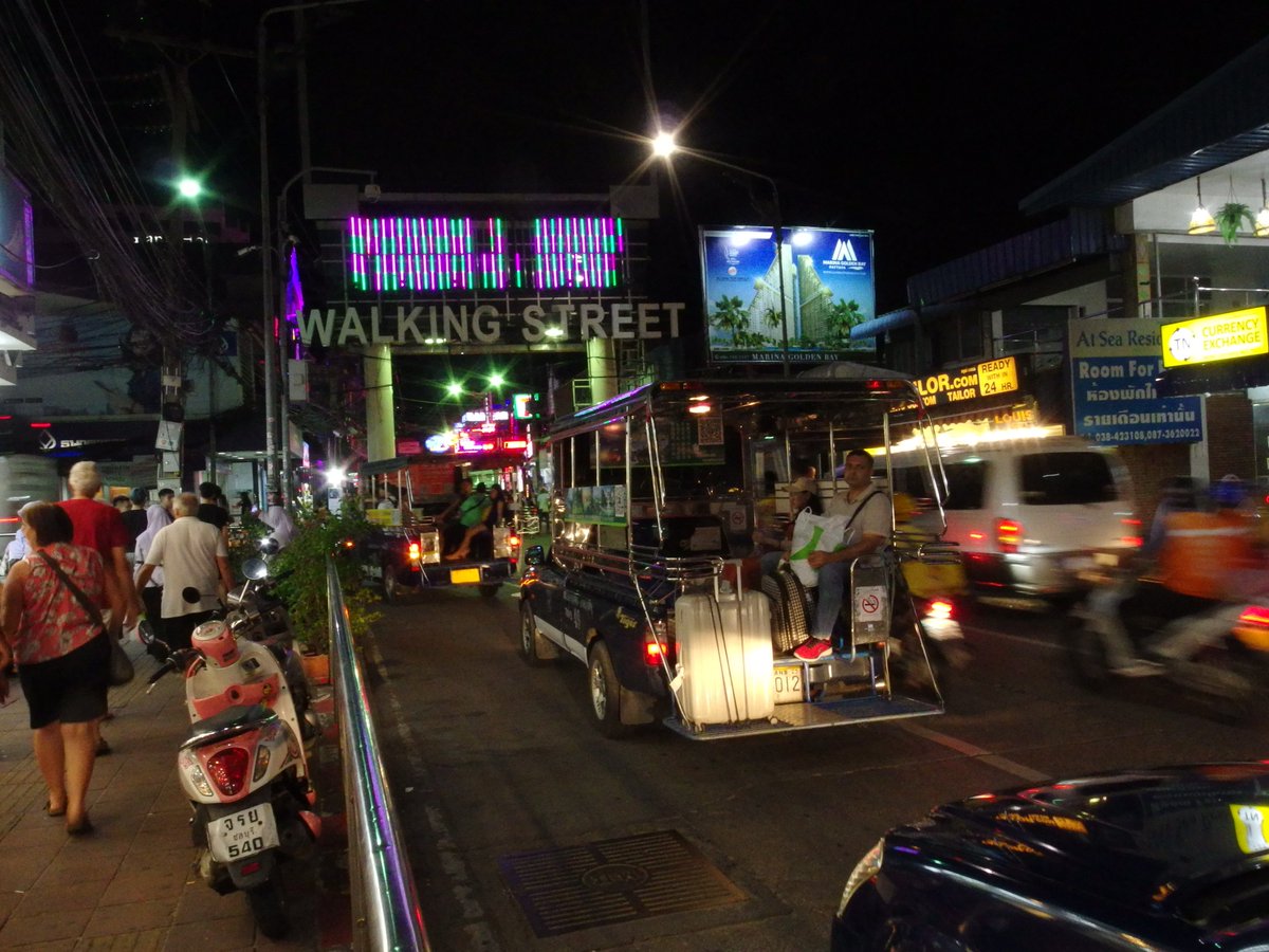 石岡 将 パタヤ ウォーキングストリート フィリピンのアンヘレスにnyのタイムズスクエアを足した様な感じだった アンヘは純粋に 女を求める男の町的な感じだけど こちらはディスコやレストランも多くあって 観光客も老若男女 子供もちらほら Gogo