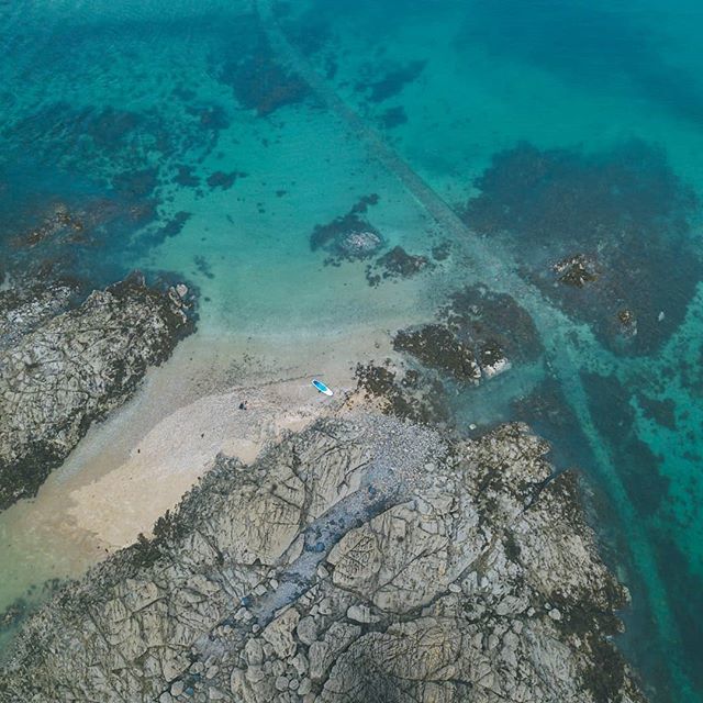 Tu as vu la couleur de cette eau 🌊
La baie de Saint Malo fut clairement la première claque de notre trip en #Bretagne. Mon partenaire <a href="/Wikicampers/">Wikicampers</a> m'avait prévenue : "Tu vas voir des paysages magnifiques." Et bien, il n'avait pas tort !!! Et je te ju… ift.tt/2MsaYiq