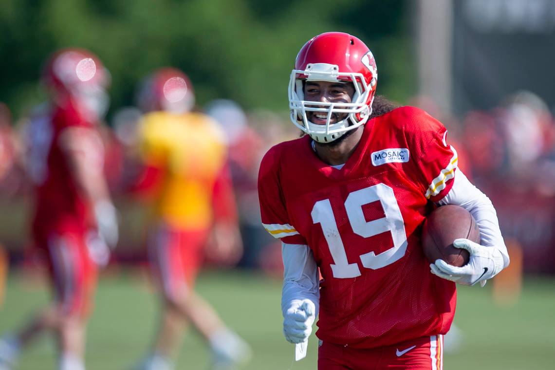 SportInjuryBlog's tweet image. The Chiefs' Marcus Kemp tore both his ACL and MCL in a preseason game over the weekend. Read below to learn more about these injuries. 

sites.utexas.edu/sports-blog/20…

#NFL #MarcusKemp #ACL #MCL #tear #INJURYBLOGS #football