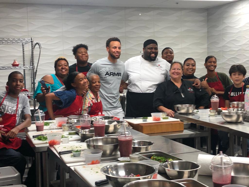heartmaryland's tweet photo. The class at the Simple Cooking with Heart Kitchen got a great surprise when @stephencurry30 paid them a visit this morning. He made everyone's day! #chefcurrywiththepot #scwhkitchen #mybmore https://t.co/uN3U9uHm0e