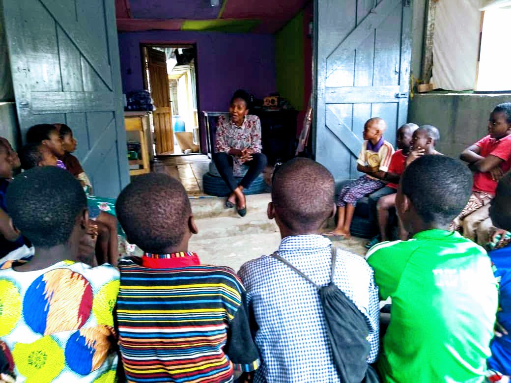 Step_Up_Nigeria's tweet photo. Shhh... Do not disturb, #townhall meeting ongoing.

Meet our aspiring #AnticorruptionChampions in Iwaya, Lagos State. They are actively listening and contributing to how they will each play their role to stop corruption in Nigeria. 

#StepUpAgainstCorruption https://t.co/GLQbDrU1ko