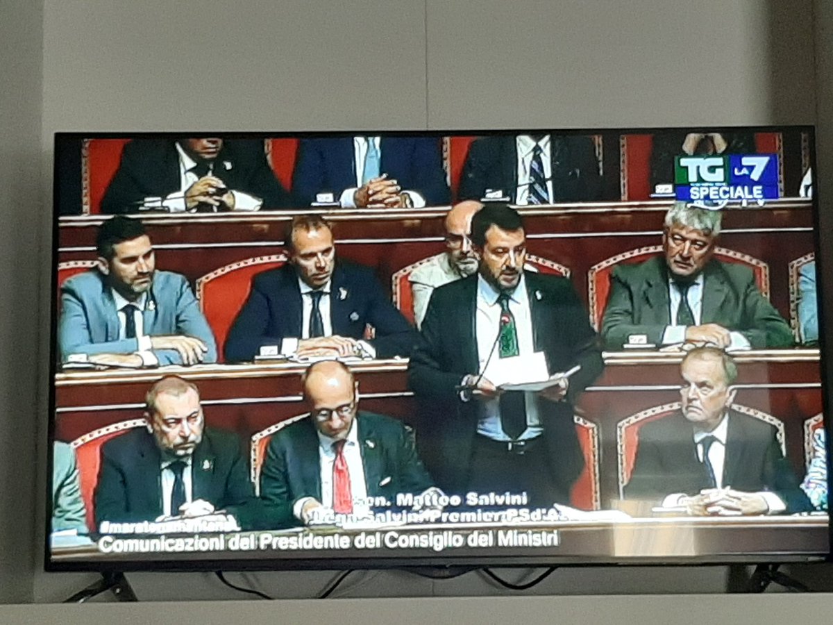 "Noi abbiamo a cuore l'Italia che sarà, l'Italia che lavora".
Disse uno che ballava in mutande mentre dichiarava la crisi di governo