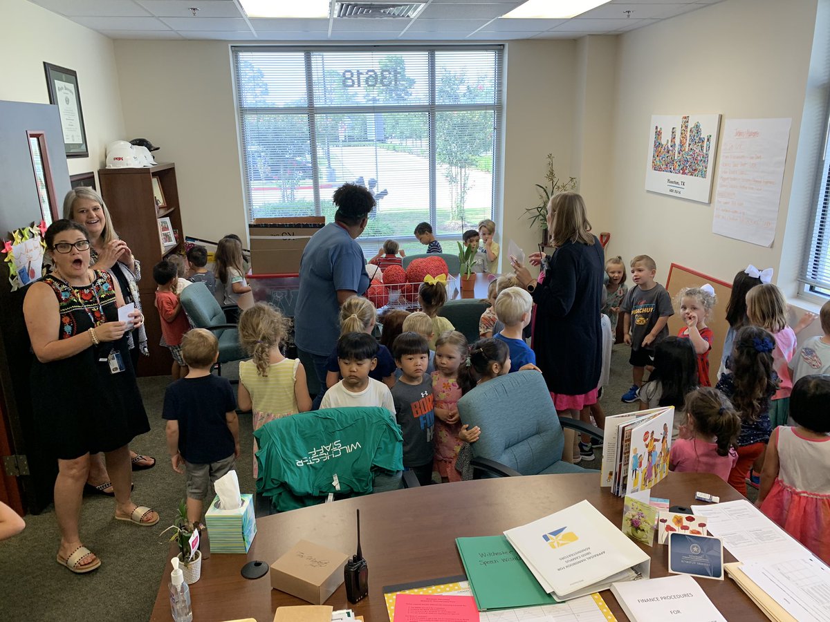LizGoodman1's tweet photo. #petethecat is on the loose @WilchesterSBISD this morning and the PreK kids are trying to find him!  He’s not in the principal’s office!  @SbisdPreK @SBISD @jennifer_blaine https://t.co/wQb2Syqg3C