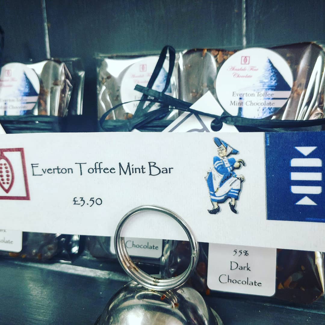 rsfinechocolate's tweet photo. Our new Everton Toffee Mint 100g bars - dark chocolate mint laden with crunchy toffee pieces..π @dixiedeanhotel @Everton @EvertonNewsFeed @ToffeeTVEFC #COYB #toffeemen #evertonmint #evertontoffee https://t.co/ovQV34Xm4p