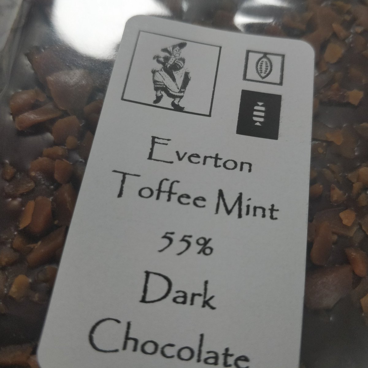 rsfinechocolate's tweet photo. Our new Everton Toffee Mint 100g bars - dark chocolate mint laden with crunchy toffee pieces..π @dixiedeanhotel @Everton @EvertonNewsFeed @ToffeeTVEFC #COYB #toffeemen #evertonmint #evertontoffee https://t.co/ovQV34Xm4p