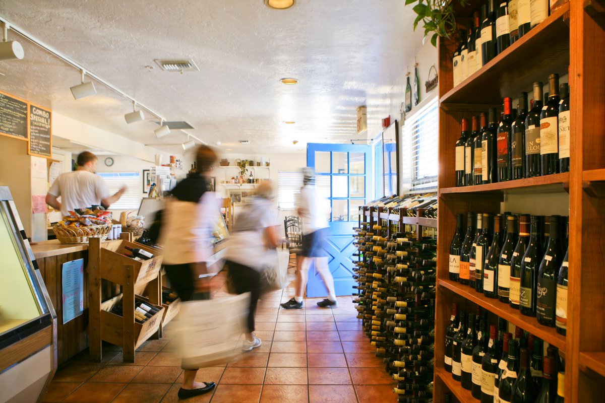 Harryskitchen's tweet photo. Come eat lunch at Harry's Deli or Grab and Go!
Gourmet Sandwiches • Soups • Salads • Take and Bake Dinners • Desserts • Wine
#Harrys #lbk #lunch #grabandgo #wine #delish https://t.co/5I7FXJomWK