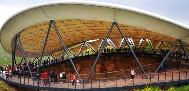 TursasOfficial's tweet photo. İlk uygarlıkların doğum yeri olarak bilinen dünyanın en eski tapınağı olan Türkiye'nin Şanlıurfa ilinde bulunan Göbeklitepe, 7 ay içinde 2 milyondan fazla turisti ağırladı. Bu yıl yerli ve yabancı turistler için popüler bir tatil merkezi haline geldi. https://t.co/aeRA9Be4nW