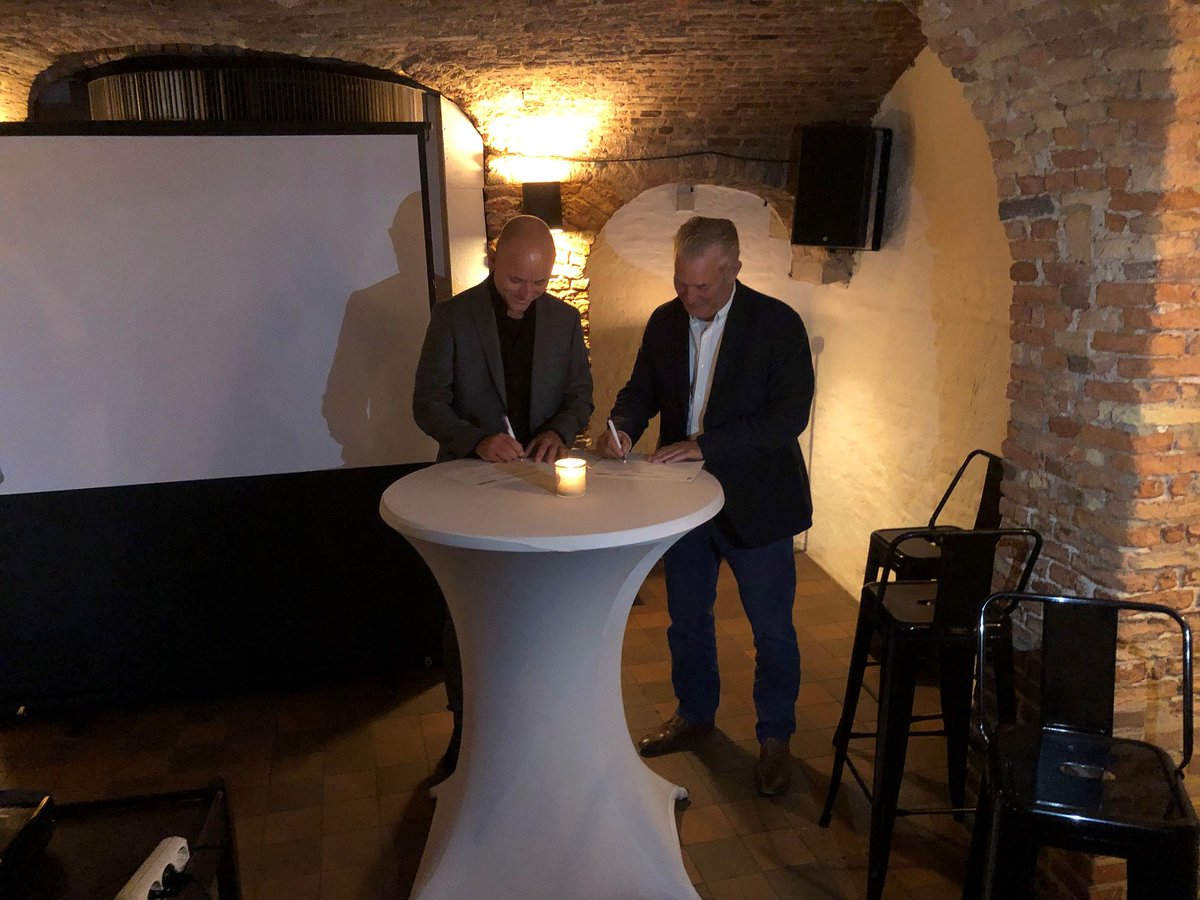 De ondertekening van het meerjarig onderhoudscontract van de Brabantse en Midden-Limburgse Kanalen (BMK). Het gaat het om een fors areaal met in totaal 499 km oevers, 36 terreinen en 329 objecten. ow.ly/n56D50vDaBA #onderhoud #infra #kanalen <a href="/Rijkswaterstaat/">Rijkswaterstaat</a>