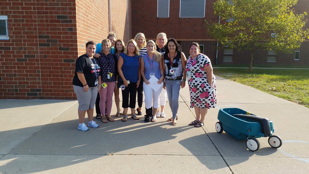 kerialbrinck's tweet photo. Thankful to have this special group of educators meeting and greeting our bus riders each and every morning and afternoon @LakotaPreschool #wearelakota https://t.co/SHAtUKgJx2