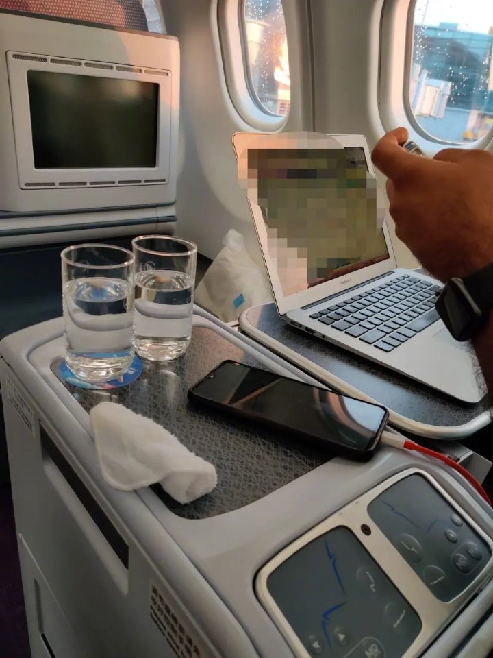 On my way to India and the fine young man next to me asks to share a hotspot for his #OnePlus6T 😬