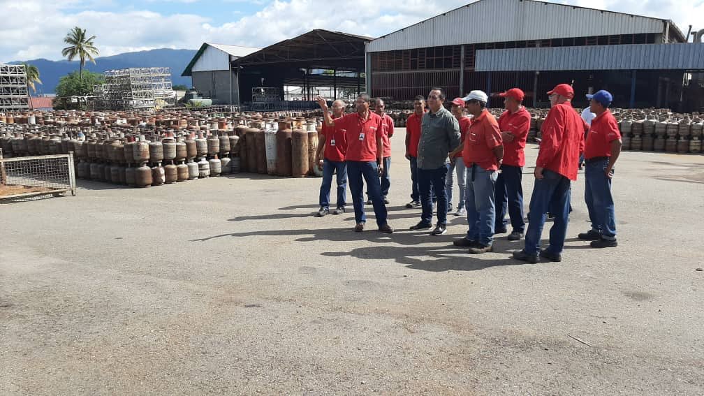 🇻🇪⚙️ #ProducciónParaElBuenVivir || Este domingo, nuestro presidente <a href="/frankoello/">Frank Coello Polanco</a> pasó revista a la Planta renovadora de cilindros Chivacoa, ubicada en el estado #Yaracuy a fin de conversar con los trabajadores y trabajadoras para el fortalecimiento de sus operaciones productivas.