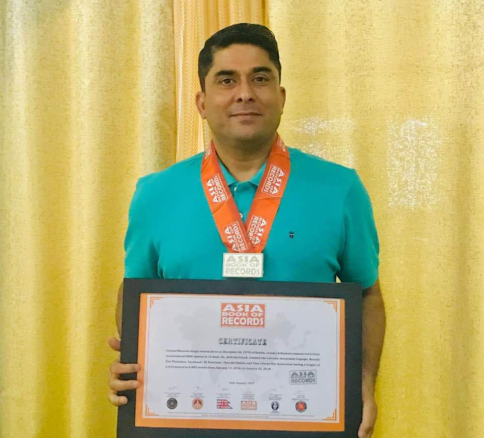 dograjournalist's tweet photo. #ProudDogra
My friend and a brave Indian Army Officer #RanveerSinghJamwal honoured with a certificate from Asia Book of Records after Climbing Six mountains above 6000 meters in just 10 days.
Proud moment #JammuRocks
@imRanveerJamwal
@adgpi
@diprjk
@JmuKmrPolice https://t.co/boTLQtHL8X