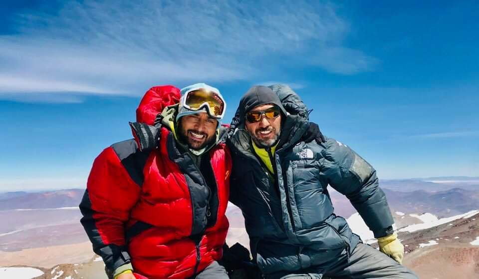 dograjournalist's tweet photo. #ProudDogra
My friend and a brave Indian Army Officer #RanveerSinghJamwal honoured with a certificate from Asia Book of Records after Climbing Six mountains above 6000 meters in just 10 days.
Proud moment #JammuRocks
@imRanveerJamwal
@adgpi
@diprjk
@JmuKmrPolice https://t.co/boTLQtHL8X