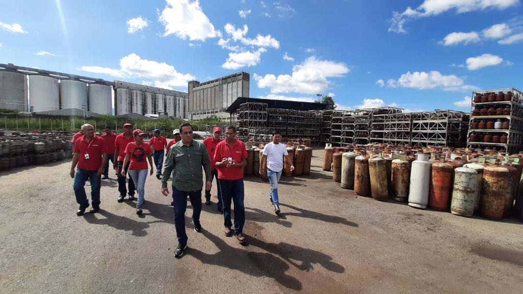 🇻🇪⚙️ Pdte. <a href="/frankoello/">Frank Coello Polanco</a> evaluó junto con la fuerza trabajadora la seguridad, operatividad y acciones inmediatas que redunden en la optimización de esta Planta perteneciente al circuito de manufactura de nuestra filial.
#ProducciónParaElBuenVivir