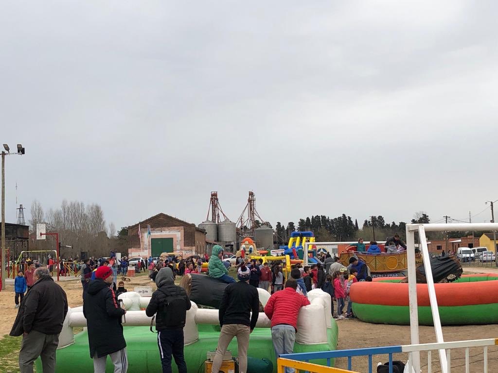 CuervosCdeAreco's tweet photo. Festejamos el día de la niñez junto a los amigos de las peñas de Boca, River e Independiente de nuestro pueblo!! Excelente jornada. Mucho más que 90 min de fútbol. https://t.co/XbqWUYRT67
