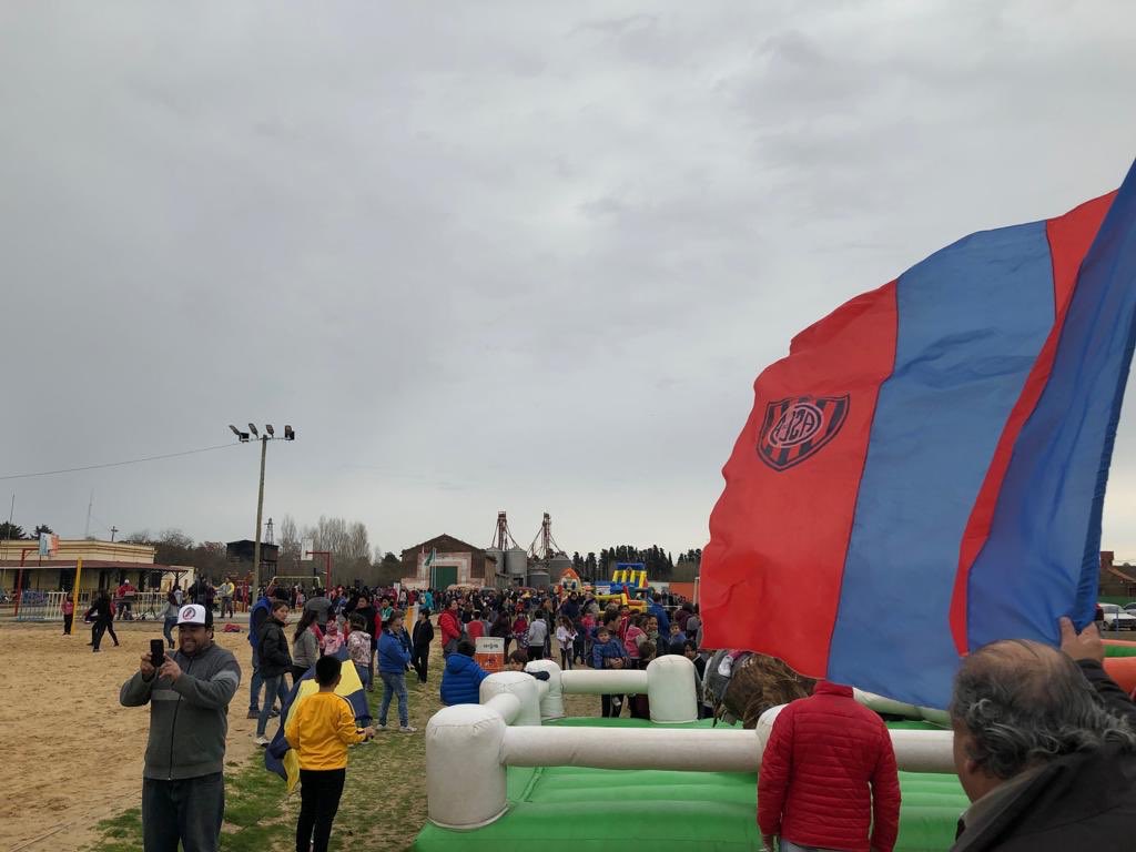 CuervosCdeAreco's tweet photo. Festejamos el día de la niñez junto a los amigos de las peñas de Boca, River e Independiente de nuestro pueblo!! Excelente jornada. Mucho más que 90 min de fútbol. https://t.co/XbqWUYRT67